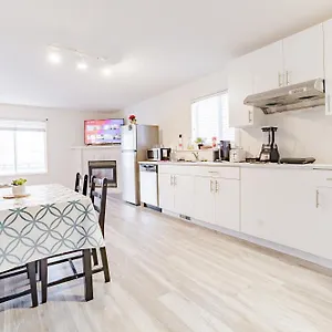 Walkout Basement Suite, 2 Bdr 4bd, Bright And Spacious Calgary